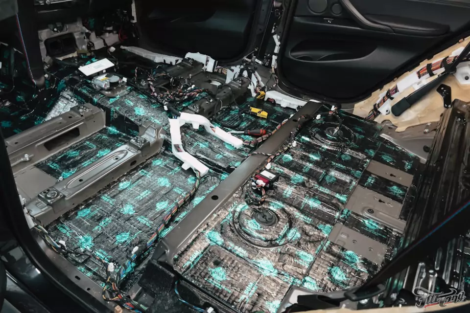 Установили на BMW X5 систему активного выхлопа Terminator! Выполнили комплексную шумоизоляцию салона и построили новую акустическую систему, провели техническое обслуживание